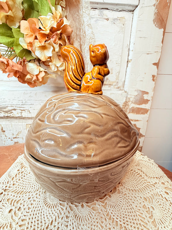 SQUIRREL AND NUT LARGE VINTAGE LIDDED BOWL