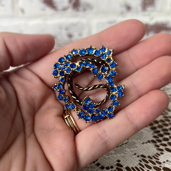 VINTAGE BLUE GEM AND GOLDEN ORNATE BROOCH