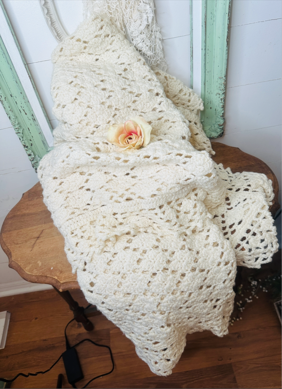 VINTAGE HAND CROCHETED BLANKET - GORGEOUS