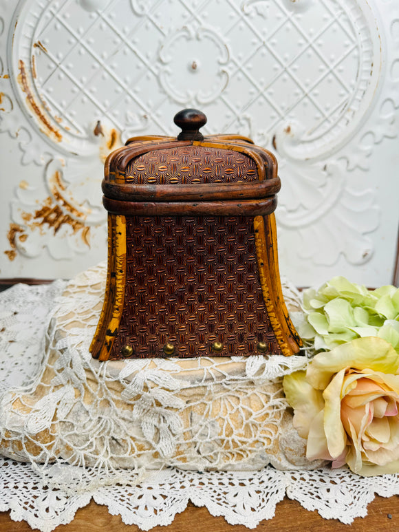 ORNATE DETAILED RATTAN WICKER BOHO AND LID VINTAGE BOX AND LID