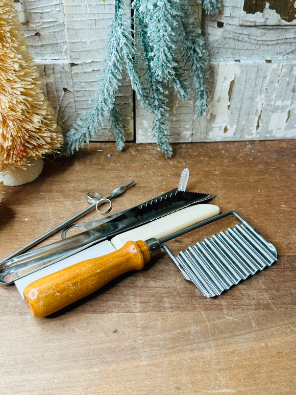 SET OF VINTAGE KITCHEN UTENSILS