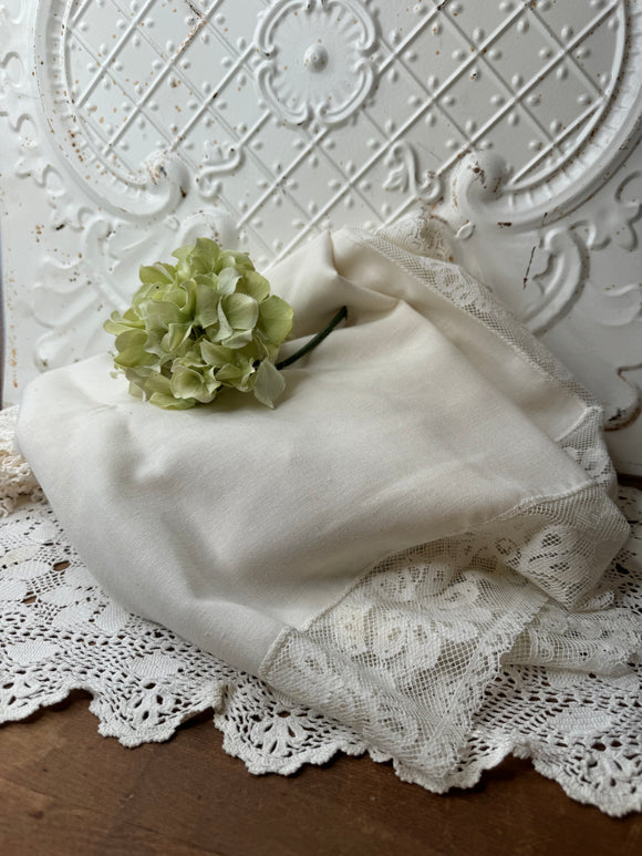 VINTAGE FLORAL LACE TABLECLOTH