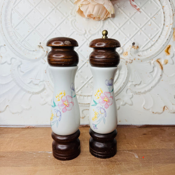 BEAUTIFUL FLORAL AND WOOD VINTAGE PAIR OF SALT AND PEPPER SHAKERS
