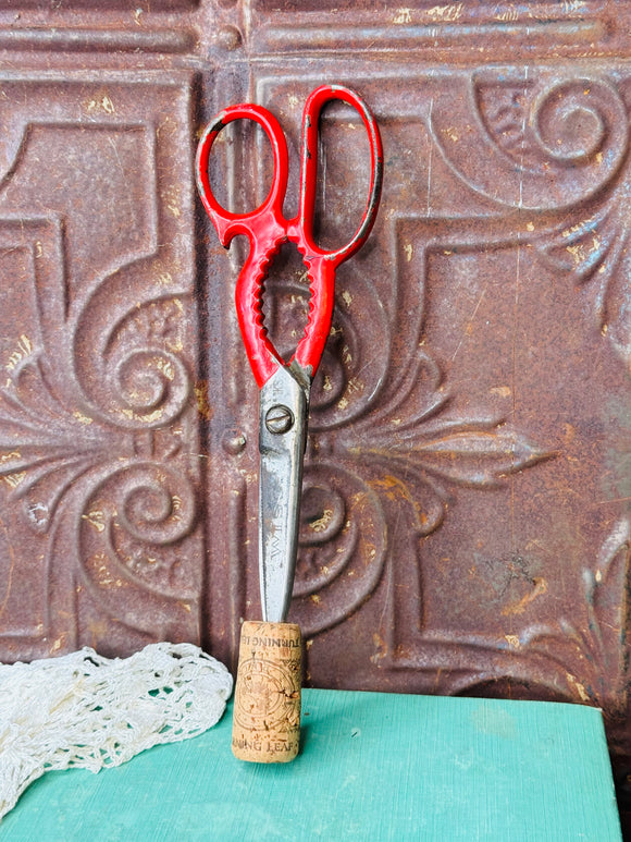 ANTIQUE RED SCISSORS DECOR