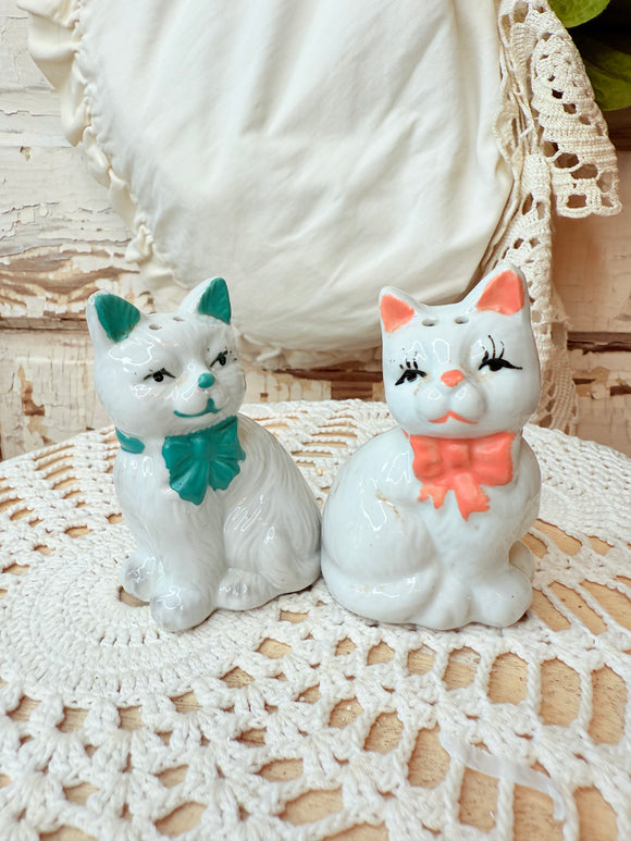 VINTAGE SET OF KITTY CAT W BOWS SALT AND PEPPER SHAKERS *2