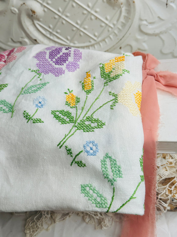 COLORFUL EMBROIDERED FLORAL TABLECLOTH VINTAGE