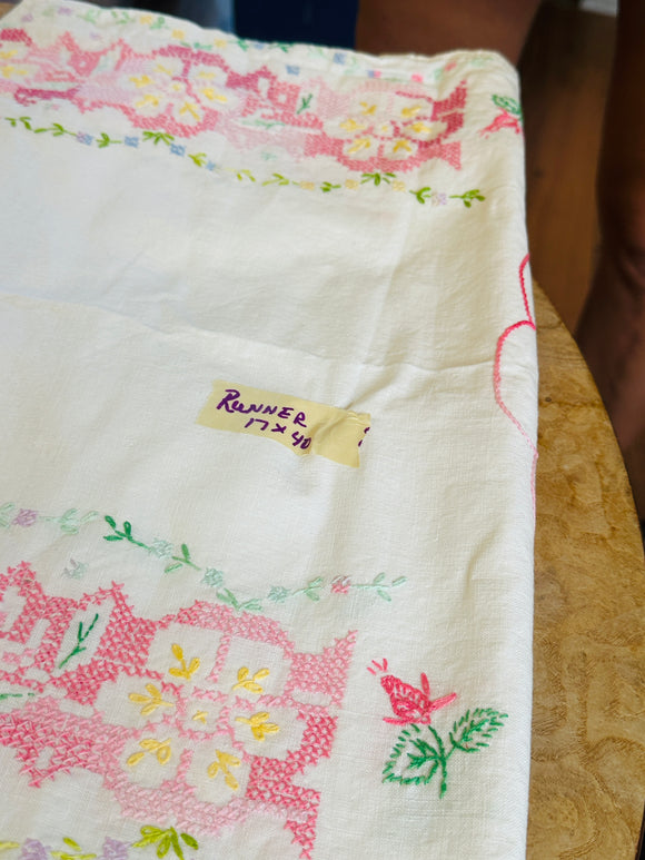 VINTAGE EMBROIDERED FLORAL TABLE RUNNER