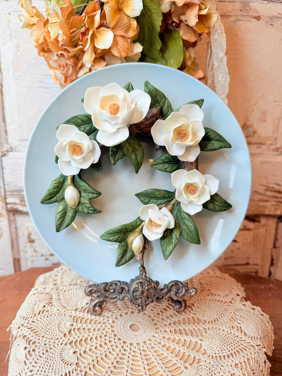 3 D WHITE FLOWER VINTAGE PLATE