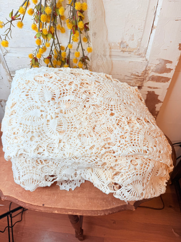 AMAZING ANTIQUE VICTORIAN LACE LARGE TABLECLOTH