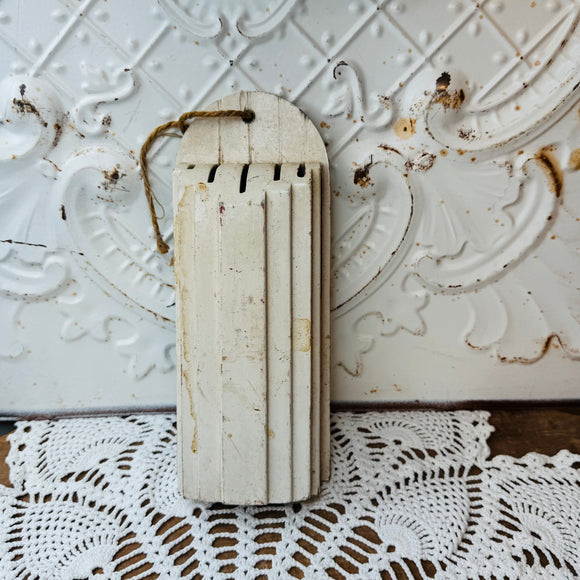 VINTAGE CHIPPY KITCHEN KNIFE HOLDER - GREEN