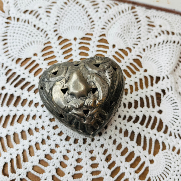 VINTAGE DETAILED SILVER HEART BOX