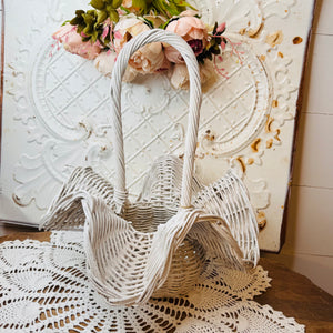 ORNATE VINTAGE WHITE WICKER RARE SCALLOPED BASKET