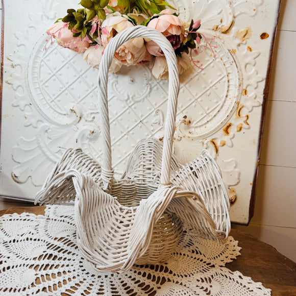 ORNATE VINTAGE WHITE WICKER RARE SCALLOPED BASKET