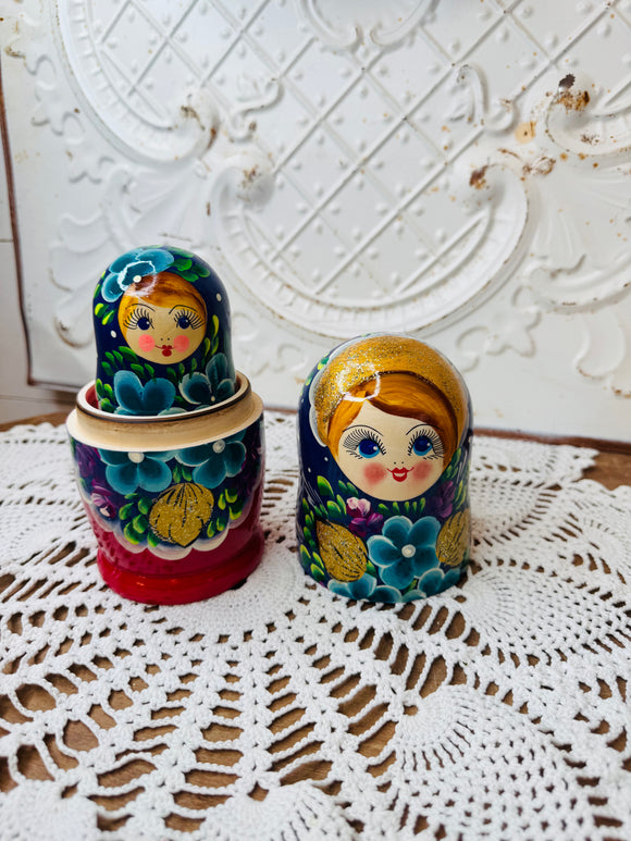 VINTAGE NESTING DOLLS SET