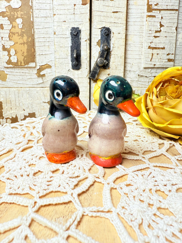 PAIR OF VINTAGE HANDPAINTED DUCK SALT AND PEPPER SHAKERS