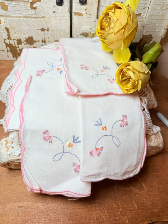 SET OF 4 VINTAGE FLORAL NAPKINS