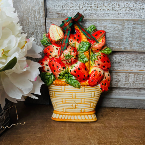VINTAGE STRAWBERRY BASKET PLAQUE DECOR
