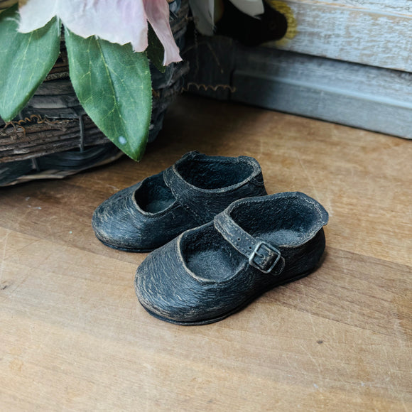VINTAGE VICTORIAN STYLE RESIN BABY SHOES DECOR