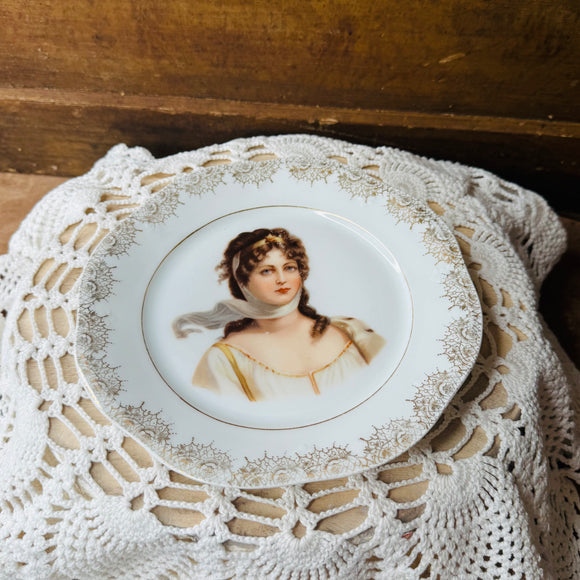 VINTAGE VICTORIAN LADY DETAILED PLATE