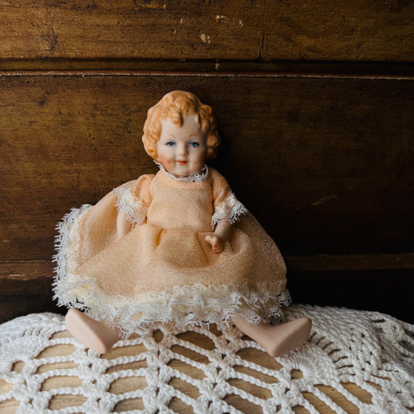 VINTAGE VICTORIAN ROUX PORCELAIN DOLL SHELF SITTER