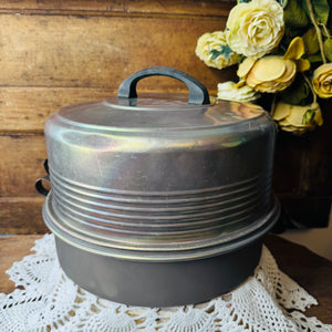 VINTAGE LARGE RIBBED ALUMINUM CAKE CARRIER