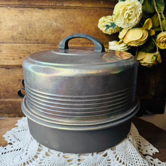 VINTAGE LARGE RIBBED ALUMINUM CAKE CARRIER