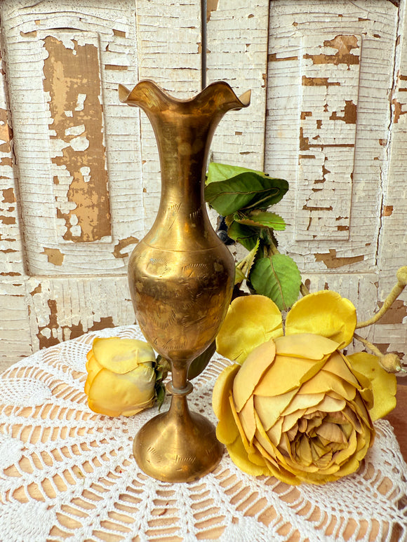 VINTAGE GOLDEN SCALLOPED ORNATE VASE