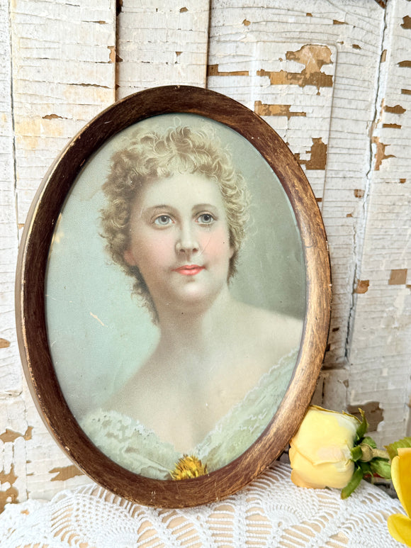 VINTAGE AMAZING OVAL FRAMED ANTIQUE PORTRAIT