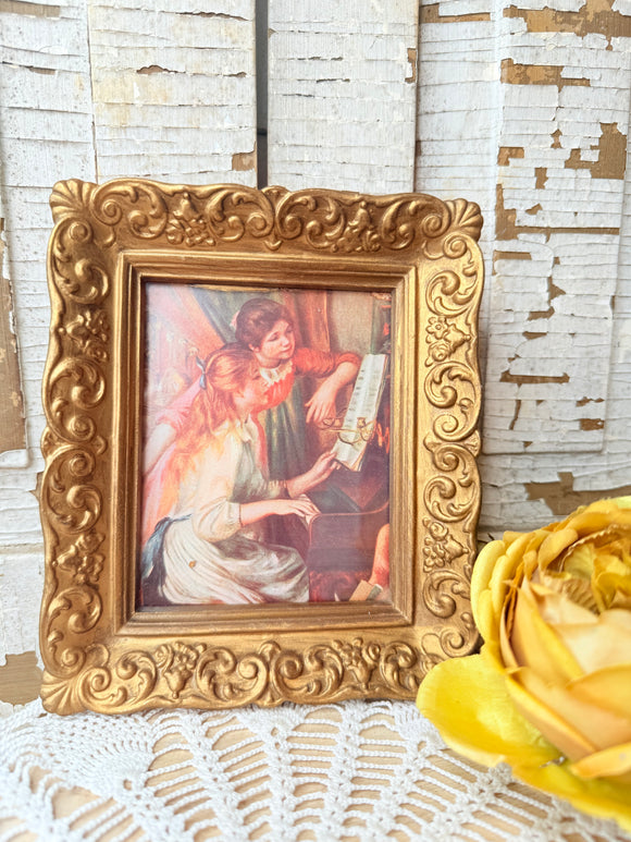 VINTAGE GOLDEN ORNATE ANTIQUE FRAME