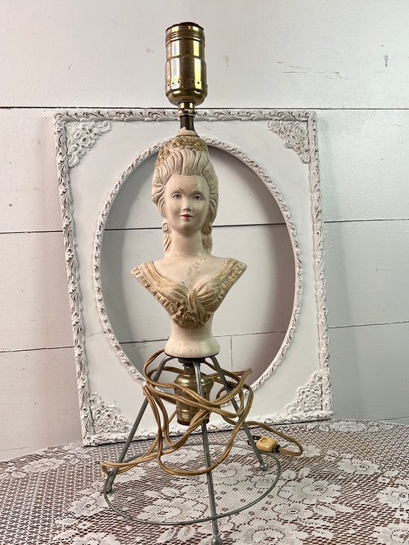 VICTORIAN WOMAN GORGEOUS LAMP