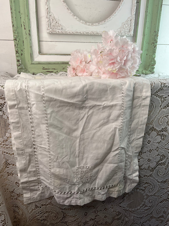 VINTAGE EMBROIDERED TABLERUNNER