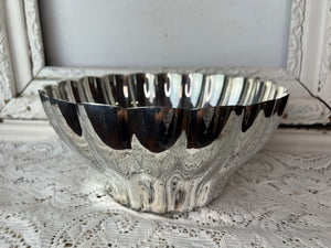 VINTAGE ONEIDA VATICAN WEBSTER WILCOX SILVER SCALLOPED BOWL