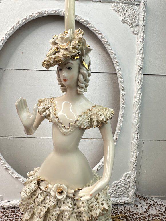 VICTORIAN WOMAN RUFFLE LARGE ORNATE LAMP